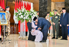 Prabowo Peluk dan Cium Putra Prajurit TNI yang Gugur di Lebanon