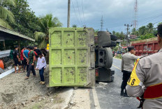 Truk Material Bangunan Oleng Hantam Rumah dan Gudang Desa, Kerugian Ditaksir Puluhan Juta Rupiah