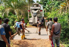 Tak Kunjung Diperbaiki Pemda, Warga Dua Desa di Benteng Cor Jembatan Secara Swadaya