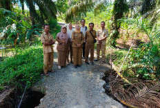 Sudah Dua Minggu Rusak, Jalan Kabupaten di Desa Panca Mukti Dibiarkan Tergerus Longsor