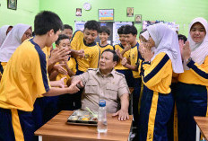 Prabowo Menyantap Hidangan MBG di SMPN 111 Jakarta