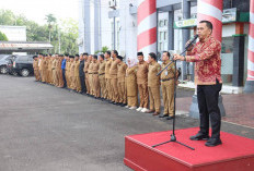 Apel Gabungan ASN Pemkab Benteng, Wabup Tarmizi Tekankan Program 100 Hari dan Kebersihan Kantor