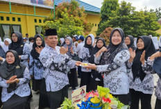 Makan Nasi Tumpeng Tandai Peringatan HGN dan HUT PGRI di SMPN 1 Bengkulu Tengah