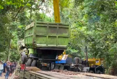 Akses Jalan Lintas Liku Sembilan Bengkulu Tengah Kembali Lancar, 2 Unit Truk Masuk Jurang Berhasil Dievakuasi