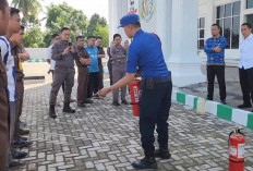 Hadapi Potensi Kebakaran, Pegawai Kejari Bengkulu Tengah Disimulasikan Penggunaan APAR