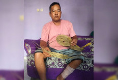 Kisah Inspiratif Rizal: Dari Musibah Kaki Terluka Hingga Jadi Pembuat Piring Unik dari Lidi Sawit