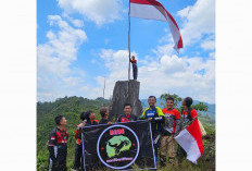 2 Komunitas Trail Bengkulu Kibarkan Bendera Merah Putih Sepanjang 15 Meter di Bukit Jenggi Bengkulu Tengah