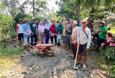 Tanggap Aspirasi Petani, Sekda Rachmat Riyanto Bantu Material Perbaikan JUT di Desa Ini
