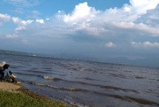 Keindahan Pantai Ratu Sigindo Kuning di Bawah Kaki Gunung Kerinci, Seelok Kuta Bali!