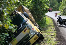 Diduga tak Kuat Menanjak, Dump Truck Terperosok