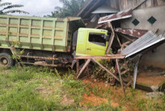 Diduga Rem Blong, Truk Fuso Kosong Hantam Rumah Warga di Bengkulu Tengah