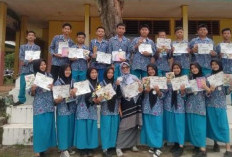Pelajar SMPN 10 Bengkulu Tengah Sabet Juara I Lomba Penulisan Novel