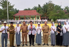 Rachmat Riyanto Jadi Irup Upacara di SMAN 5 Bengkulu Tengah, 50 Pelajar Terima KTP