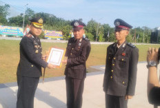 Bhabinkamtibmas Viral, Aipda Dewa Diganjar Penghargaan di Hari Bhayangkara oleh Kapolres