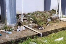 Aktivis LSM Soroti Kantor Bupati Bengkulu Tengah 'Dikepung' Sampah