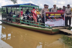 Bertungkus Lumus, Polres Inhu Melintasi Sarang Buaya Demi Sosialisasi Pemilu Damai 2024