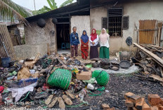 Peduli Korban Kebakaran, PMI Bengkulu Tengah Salurkan Uang Tunai dan Pakaian Layak Pakai