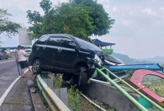 Tabrak Pembatas Jalan, Avanza Hitam Nyaris Masuk Jurang