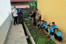 Program Gerakan Sekolah Sehat, SMPN 1 Benteng Lakukan Kebersihan Kelas