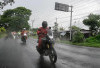 Bikers Mesti Tahu, Ini Alasan Jangan Asal Berhenti di Pinggir Jalan Saat Hujan