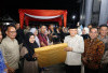 Terima Bantuan Meja Portabel, Pedagang Berbinar Ucapkan Terima Kasih kepada Bupati Rachmat
